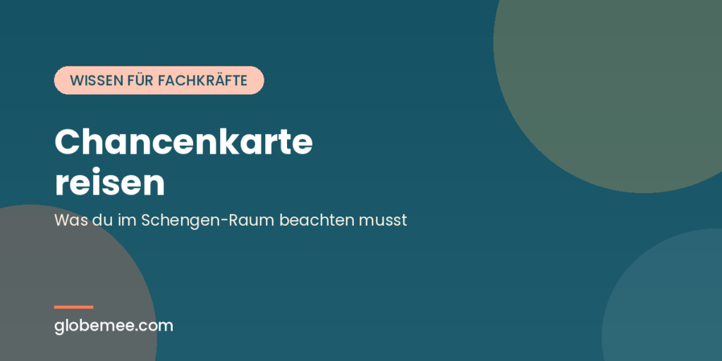 Chancenkarte reisen: Fachkraft mit Koffer und Reisepass am Flughafen in Deutschland